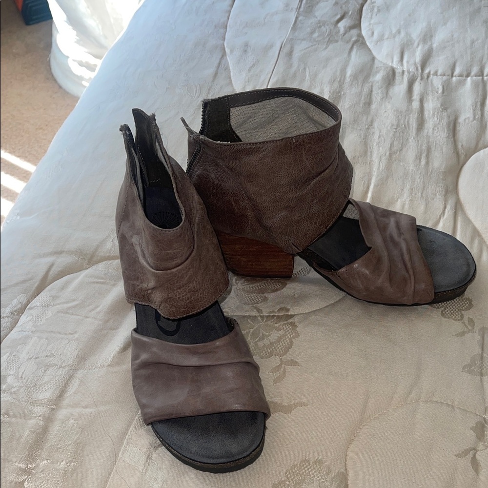 Chic Brown Heeled Boots for Women